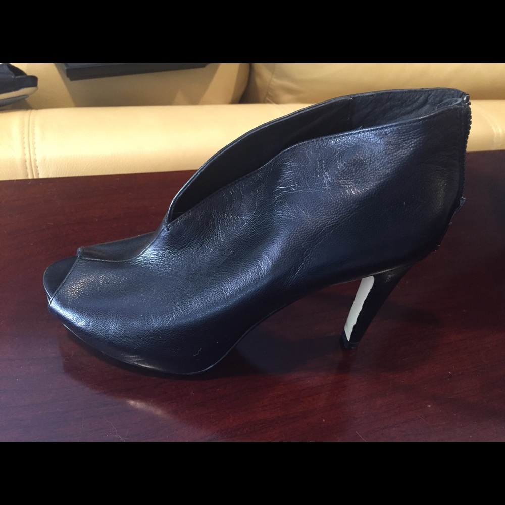 B Makowsky heeled peep toe bootie